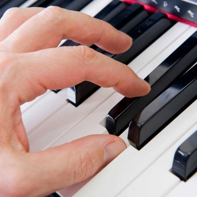 focus on thumb to play piano scales effectively